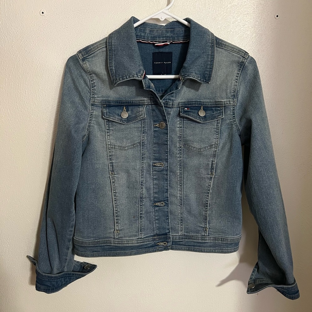 TOMMY HILFIGERโ Classic Stretch Denim Jacket with Logo Detail Girls Size XL